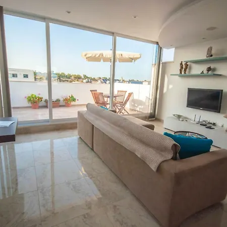 Luxurious Penthouse - Two Terraces & Sea-view アパート *