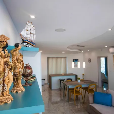Luxurious Penthouse - Two Terraces & Sea-view *
